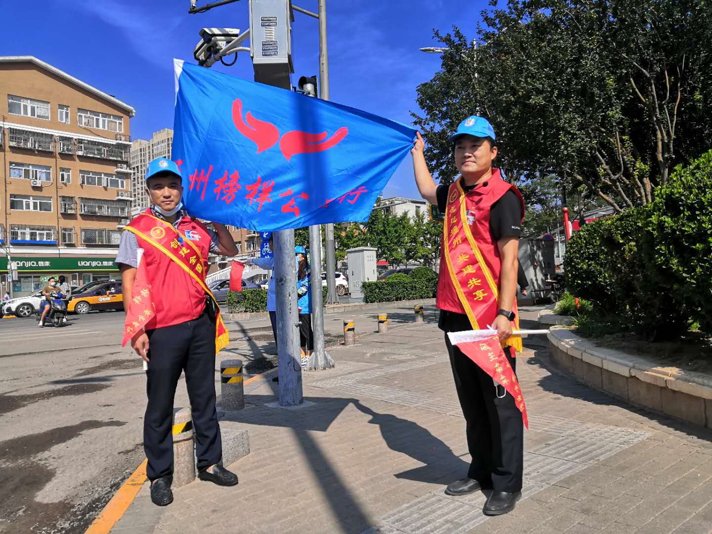 <strong>大鸡巴从后面插入白丝美女。黄色人民币下的观看。</strong>